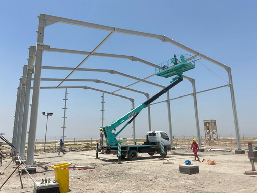 Boom lift assisting steel structure construction